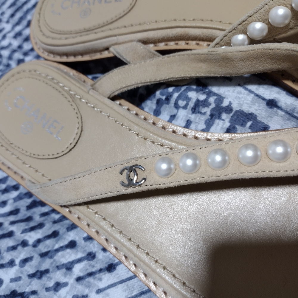 Chanel Women's Tan Sandals with Pearl Accents - Picture 5 of 7
